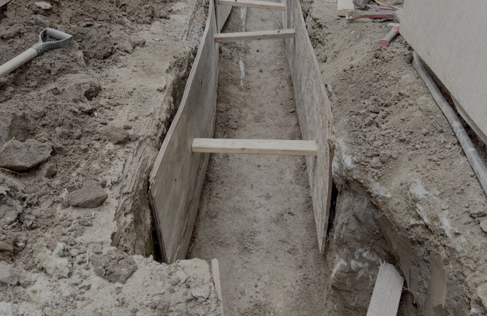 Shored PG&E joint trench in Menlo Park with electrical conduit installed and gas service to follow
